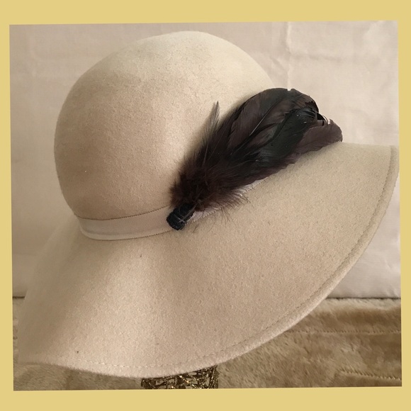 Classic feathered hat - Picture 2 of 3